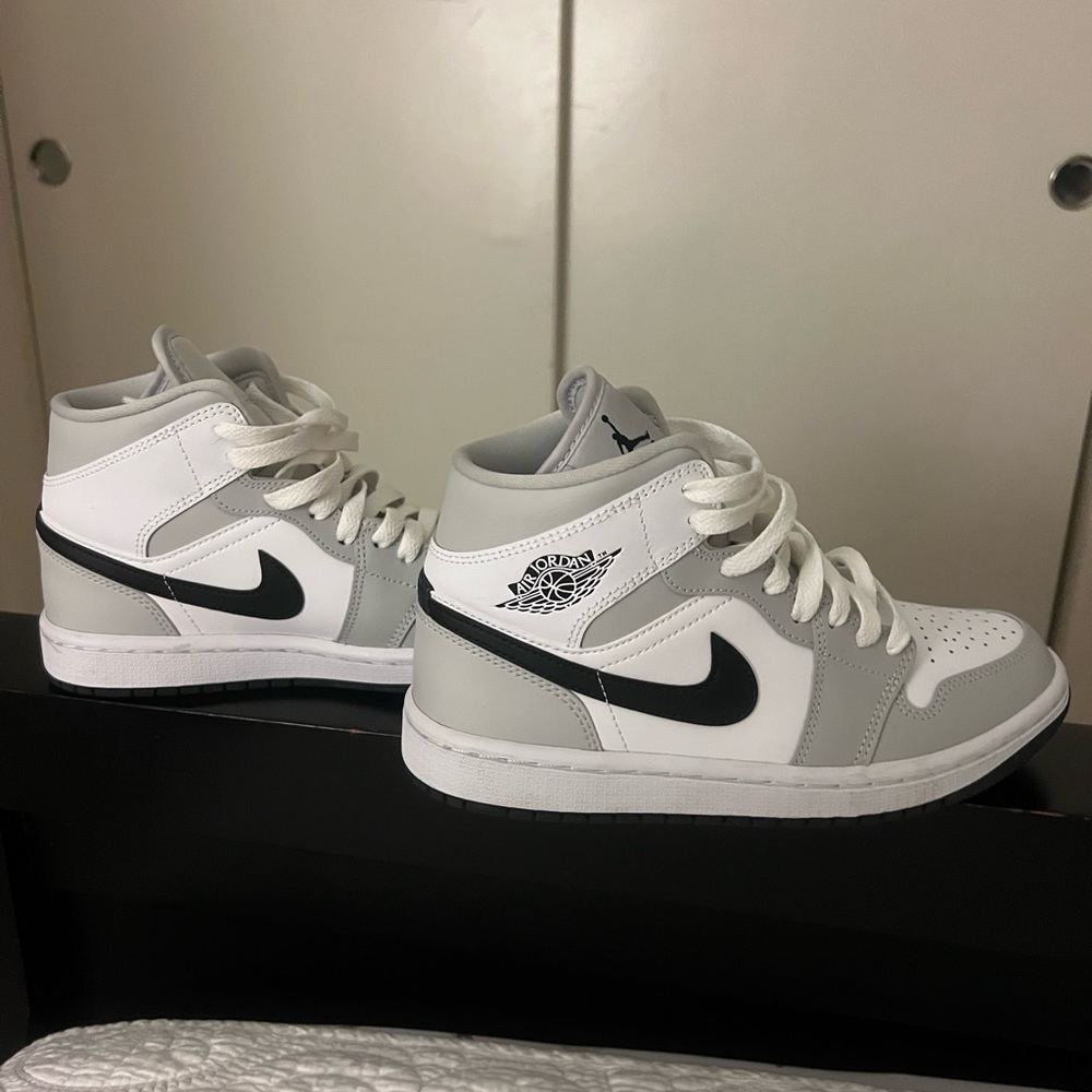 Air Jordan 1 mid smoke grey